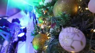 圣诞树上有玩具，圣诞树上有灯，圣诞树上有花环，闪烁着灯光