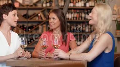 在酒吧或餐馆喝酒的快乐女人