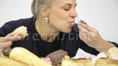 长时间饮食后疯狂吃纸杯蛋糕的女人