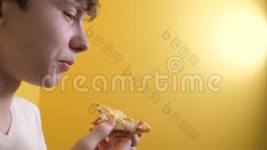<strong>披萨</strong>。 快乐的青少年男孩吃一片比萨<strong>饼</strong>的生活方式概念。 小男孩饿了吃一片<strong>披萨</strong>。 慢动作