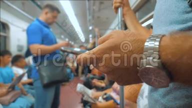 休闲男子从手机智能手机屏幕上阅读，同时看导航员在地铁上旅行。 慢慢慢慢