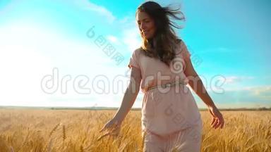 女孩正沿着麦田走大自然慢动作视频.. 美丽的女孩穿着白色的裙子<strong>奔跑</strong>着大自然的<strong>自由</strong>