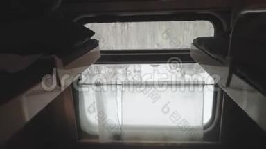 概念教练火车旅程旅行。 冬季俄罗斯从火车窗口观看。 从窗户看到美丽的生活方式