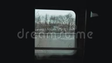 概念火车旅程旅行.. 从火车窗口观看美丽的俄罗斯冬季生活方式