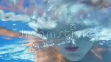 戴护目镜的儿童在水下游泳