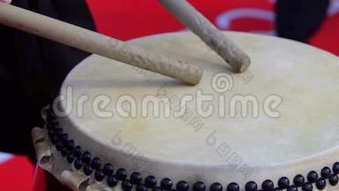 日本艺术家演奏传统的太子鼓