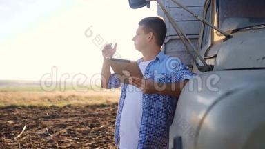 聪明的农业<strong>司机</strong>。 男子农民<strong>司机</strong>站在卡车附近的数字平板电脑。 慢动作录像。 肖像