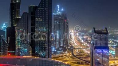 迪拜市中<strong>心</strong>的天际线夜幕降临，阿联酋谢赫<strong>扎</strong>耶德的道路交通