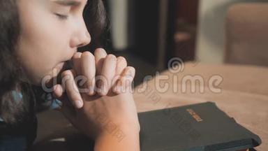 小<strong>女孩</strong>在夜里祈祷。 小<strong>女孩</strong>用手祈祷。 小<strong>女孩</strong>圣经祈祷与圣经在她的手中。 (a)