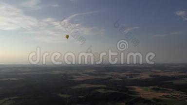 乘<strong>坐气球</strong>飞行的空中景观，黑森林