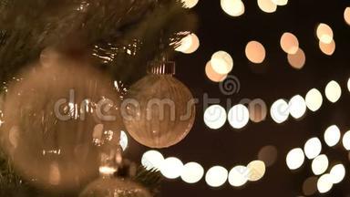 圣诞树上的圣诞球上挂着彩灯