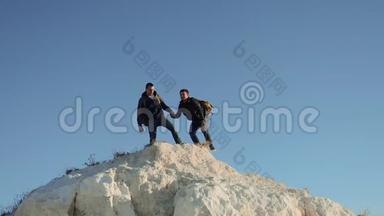 两个人游客徒步探险登山者爬山。 慢动作视频。 徒步旅行者在大自然中行走