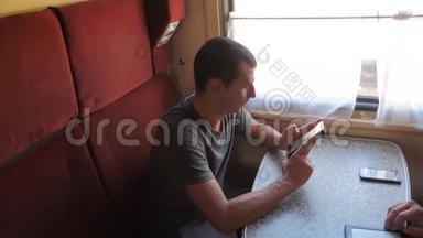 休闲生活方式的人从手机屏幕上<strong>阅读</strong>，而<strong>阅读</strong>短信旅行的火车旅行车。 慢动作