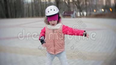妈妈和女儿骑着溜冰鞋。 女孩学习溜冰，摔倒。 妈妈教女儿骑车