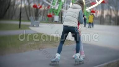 <strong>妈妈</strong>和<strong>女儿</strong>骑着溜冰鞋。 女孩学习溜冰，摔倒。 <strong>妈妈</strong>教<strong>女儿</strong>骑车