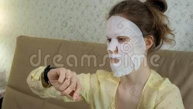 在<strong>家中</strong>的厨房里，一个正在做面膜面罩面膜的年轻女人