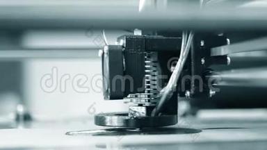 现代3D打印机从热熔体打印物体。