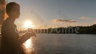 在游轮甲板欣赏日落的女人