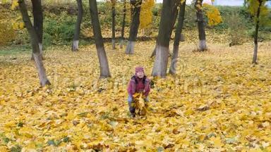 一<strong>年中</strong>的时间，秋天。 儿童在大自然中玩耍