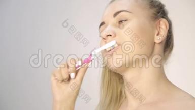 年轻漂亮的女人刷牙