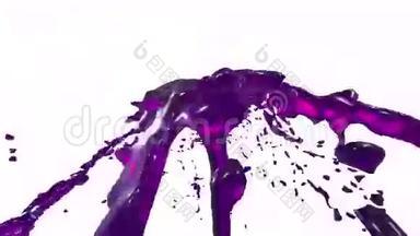 美丽的喷泉紫罗兰液体飞溅，喷泉3D白色背景与阿尔法哑光。 果汁流上升得很高