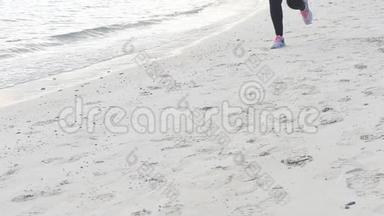 日落时分在海滩上<strong>奔跑</strong>的女人