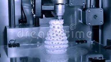 自动三维打印机执行塑料。
