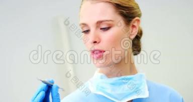 女护士看牙科工具