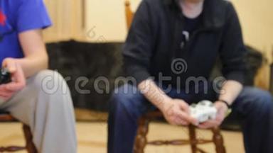 玩电子游戏的人用操纵杆。 男人休息，在家玩电脑游戏。