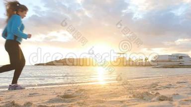 日落时分在海滩上奔跑的女人