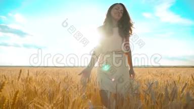 女孩正沿着麦田走<strong>大自然</strong>慢动作视频.. 美丽的女孩穿着白色的裙子奔跑着<strong>大自然</strong>的自由