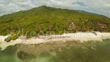 鸟瞰博霍尔海岸岛.. 空中飞行。 菲什耶景色。 菲律宾。