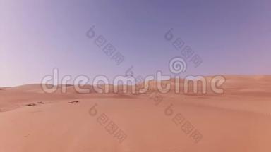 乘坐越野车行驶在鲁<strong>巴尔卡</strong>利沙漠沙滩上的股票录像