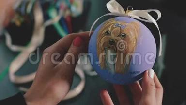 新年装饰球。 女漆在新年舞会上。 手画新年球，狗在球上的肖像。