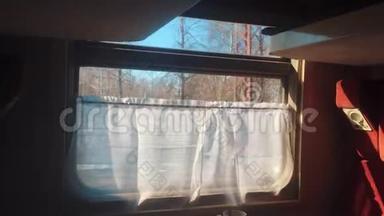 概念教练火车生活方式旅程旅行。 从火车车窗上看到美丽的俄罗斯冬季铁路