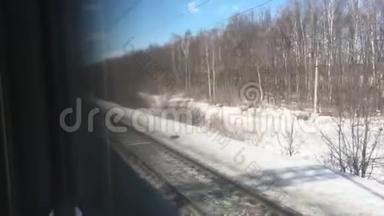 铁路<strong>旅游</strong>概念教练火车之旅.. 从俄罗斯冬<strong>季</strong>一列火车火车的窗口可以看到美丽的景色