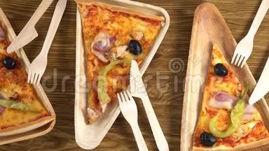 木制盘子上的披萨片。 党的观念。