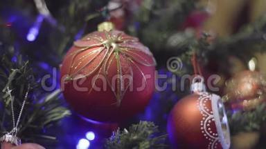 眨巴一下加兰。 圣诞树<strong>灯闪烁</strong>。 圣诞节和新年装饰。