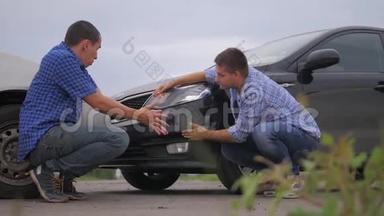 <strong>两个生</strong>活方式的男人在道路上的汽车保险事故后争论冲突。 慢动作视频。 <strong>两个</strong>司机