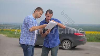 两个人达成协议。 男卖家司机制作汽车保险慢动作视频。 男售卖二手车。 汽车
