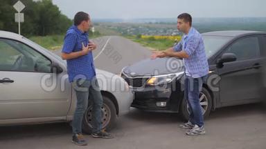 两个人在道路上的汽车保险事故后争吵。 慢生活方式运动视频。 两个司机