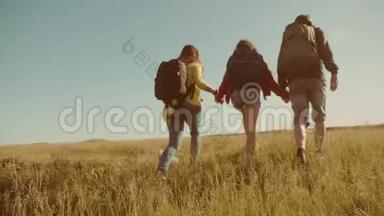 快乐家庭慢动作视频行走在大自然男孩女孩和妈妈在野外徒步旅行。 带背包的游客