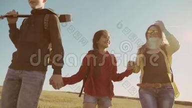 快乐家庭慢动作<strong>视频</strong>行走在大自然男孩女孩和妈妈在<strong>野外</strong>徒步旅行。 有生活方式的游客