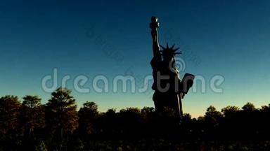 日落到夜空的自由女神像