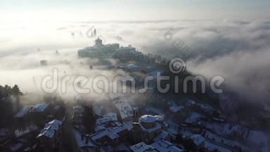 贝加莫，意大利。 从平原上可以看到令人惊叹的雾景，从空中俯瞰古老的城镇