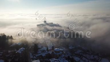 贝加莫，意大利。 从平原上可以看到令人惊叹的雾景，从空中俯瞰古老的城镇