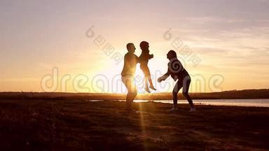 <strong>剪影</strong>，和爸爸妈妈一起快乐的孩子，日落时分的<strong>家人</strong>，夏天。 奔跑，在空中养育孩子，拥抱，爱，玩耍