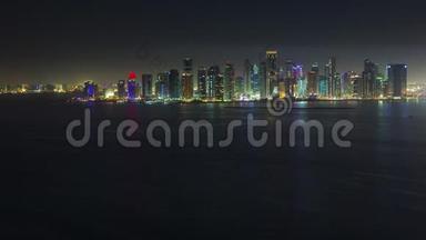 多哈天际线<strong>延时视频</strong>夜间灯光闪烁卡塔尔市中心，中东