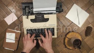在旧打字机上写字