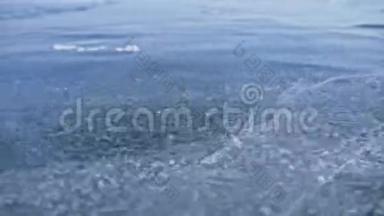 雪在<strong>冰</strong>面上飞舞. <strong>雪花</strong>在贝加尔湖的<strong>冰</strong>上飞翔。 <strong>冰</strong>非常美丽，有独特之处